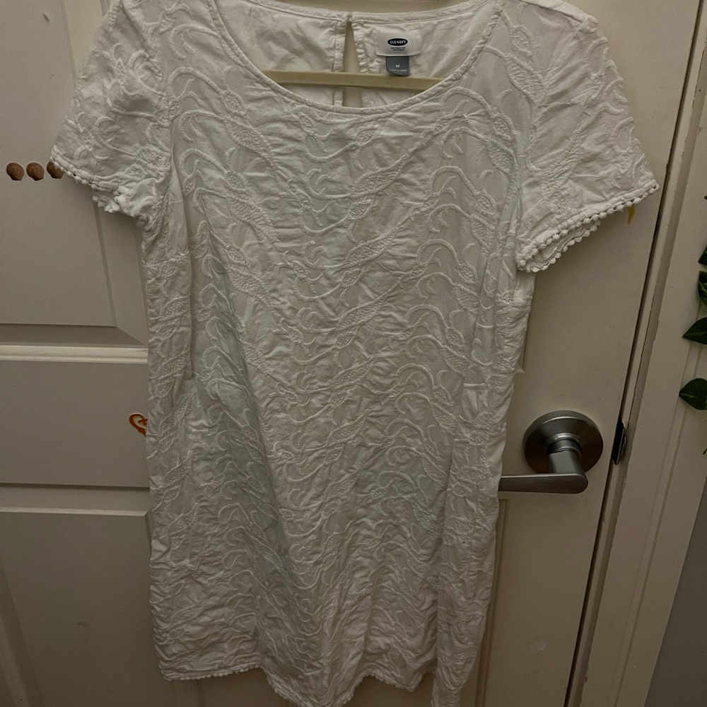 Gorgeous/Comfy white dress. Size M. never worn!!